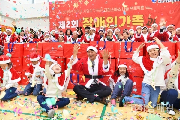 행사에 참석해 산타로 분장한 김상호 시장과 어린이들.