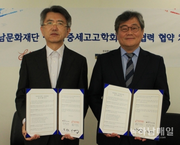 하남문화재단 서강석 대표이사(오른쪽)와 한국중세고고학회 정의도 회장.