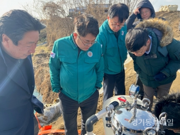 김동구 한강유역환경청장(왼쪽에서 두 번째)이 19일, 경기도 화성·평택 수질오염사고 현장을 점검하고 있다